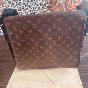 Louis Vuitton Monogram Macassar District MM